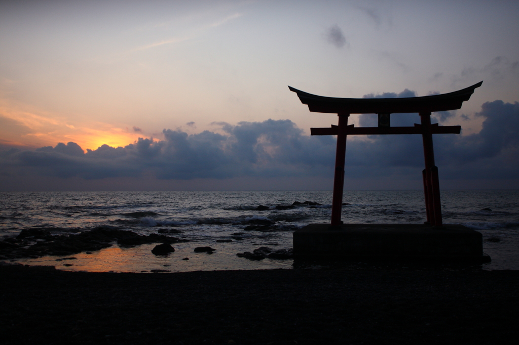 鳥居のある夕景