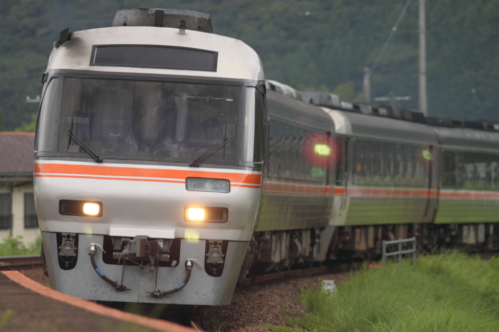 紀勢本線ワイドビュー南紀号梅ヶ丘駅付近