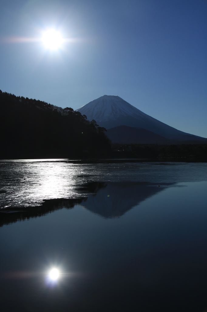 凍る湖と富士