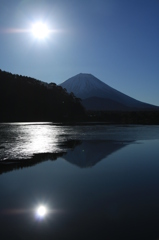 凍る湖と富士