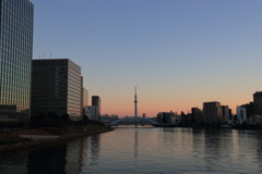 夜明けの隅田川