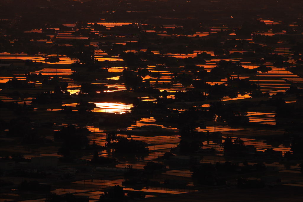 シルエット２　散居村夕景