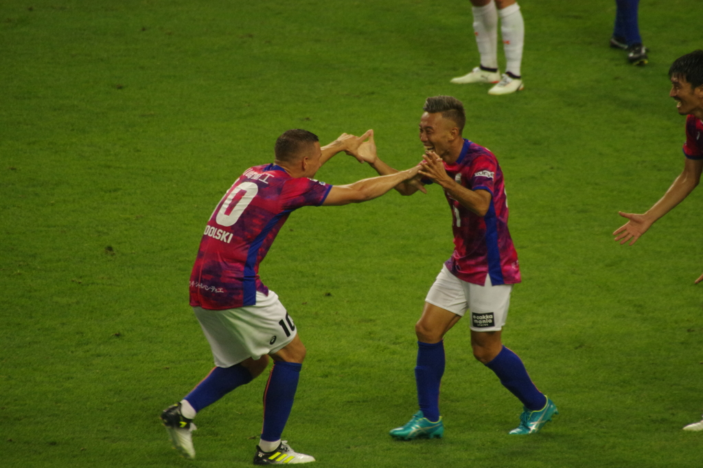 田中ヒデゴール、ポドルスキと喜ぶ