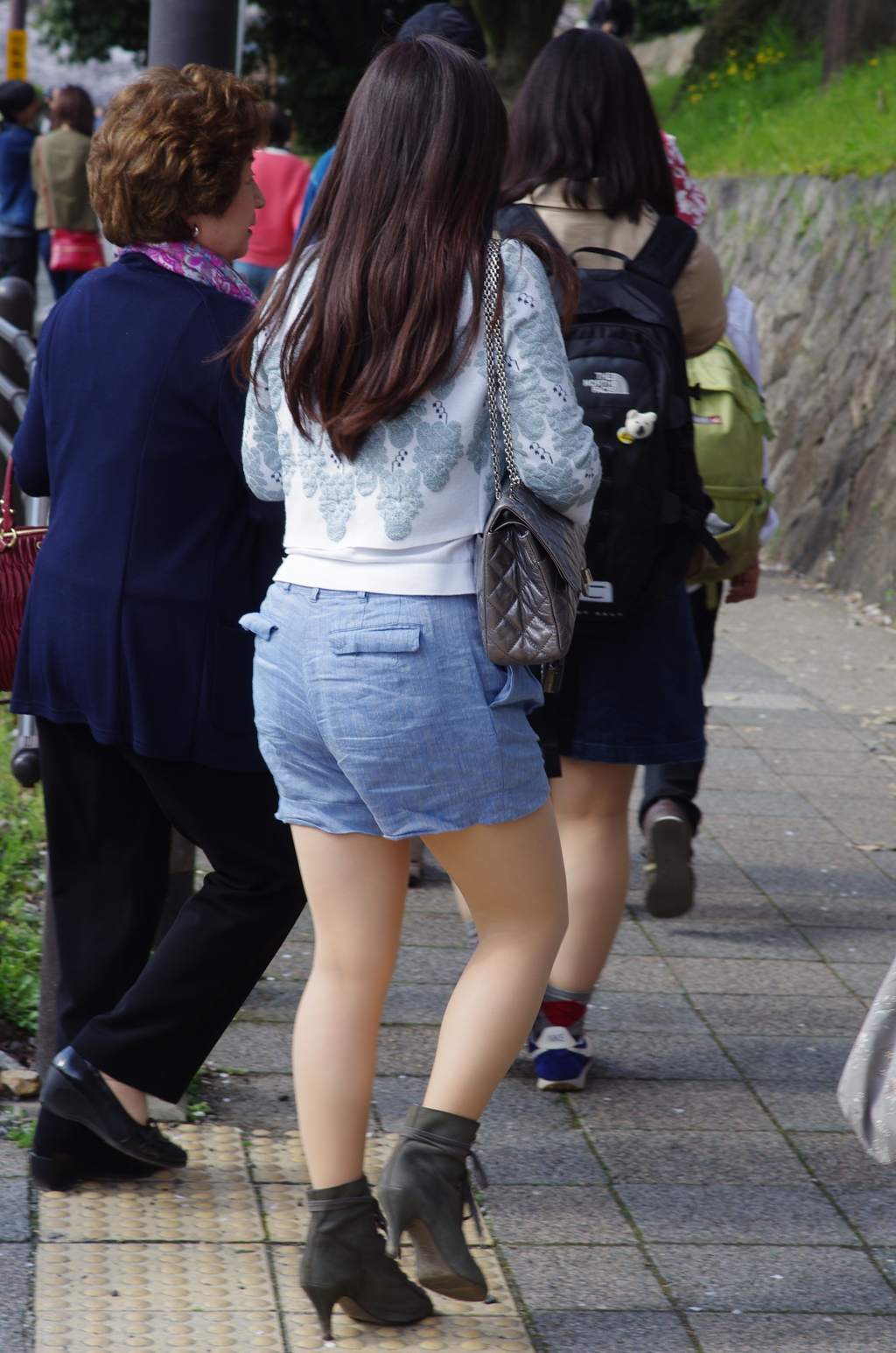交差点の女性