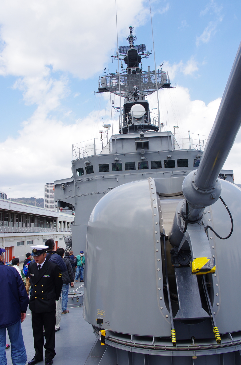 練習艦「しらゆき」と76mm速射砲