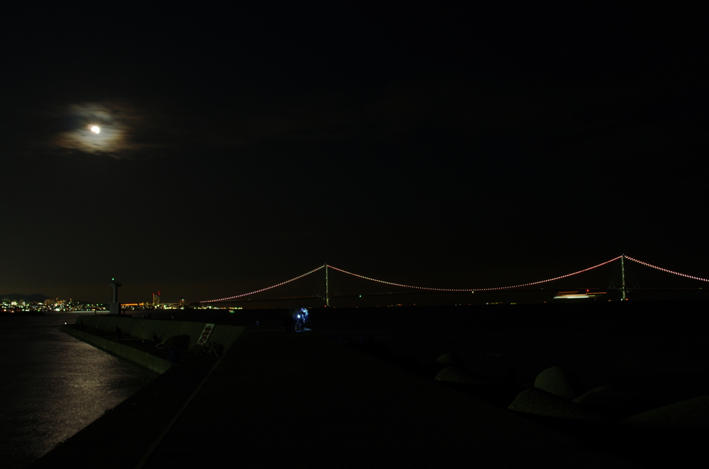 月食と明石海峡大橋