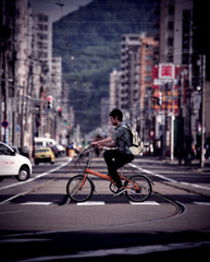 市電を渡る