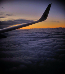 夕暮れの機上