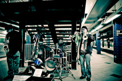 地下鉄で演奏するジャズバンド