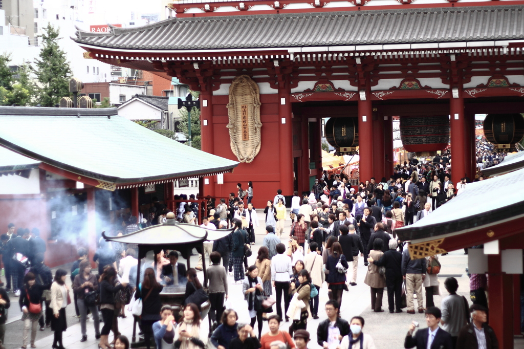 賑わう浅草寺