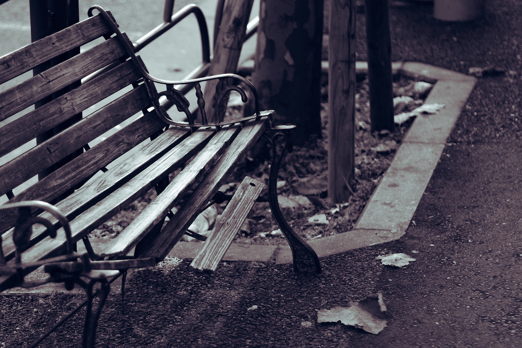 壊れかけのbench