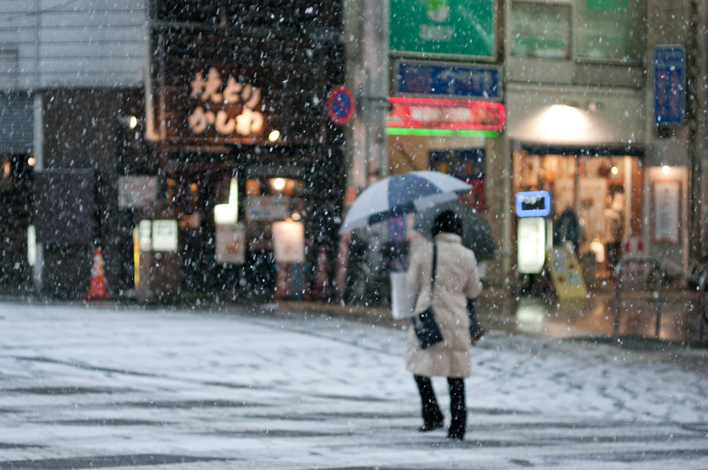 雪降る街角