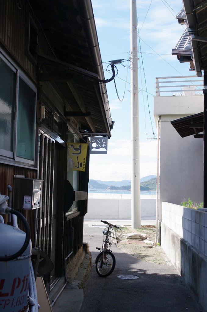 カフェのある路地