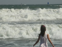波と戯れる少女