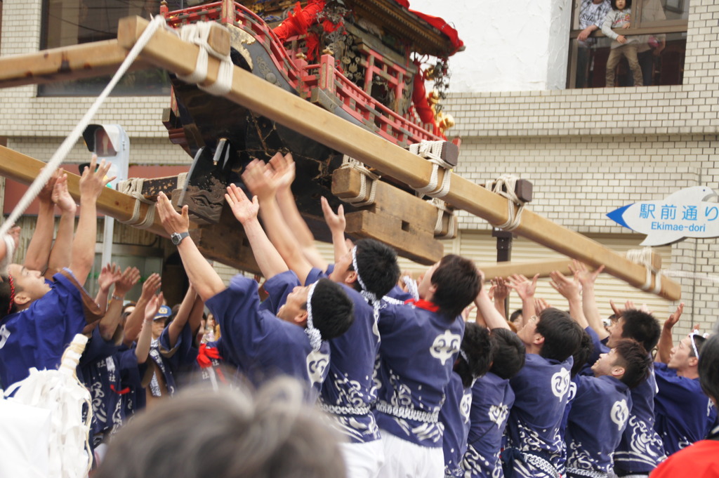 宙に舞う神輿