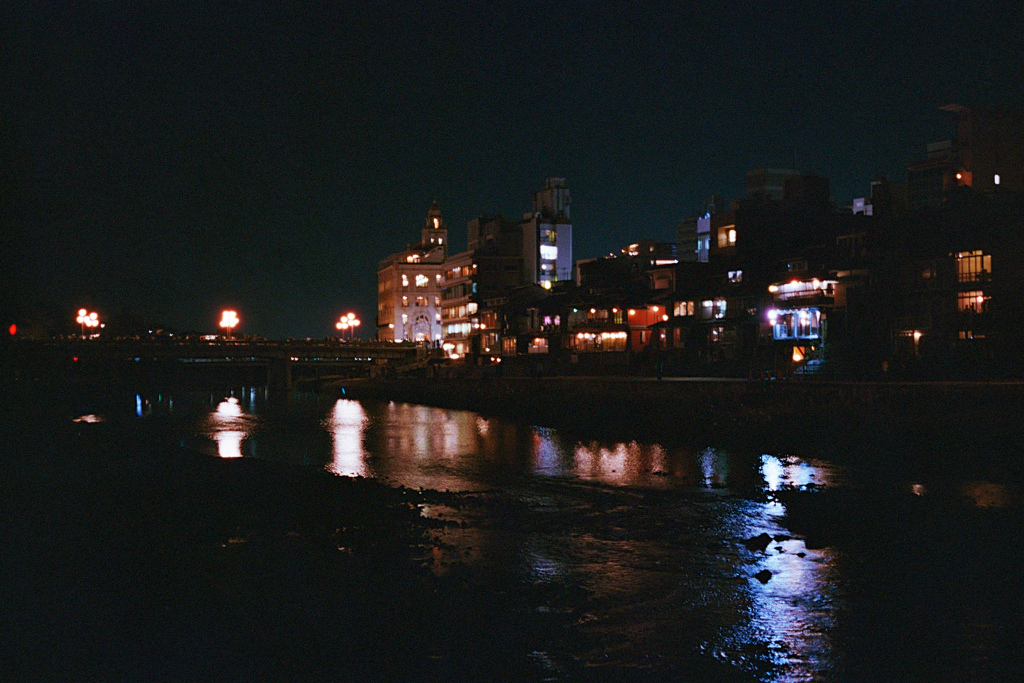 艶やかな夜の川面