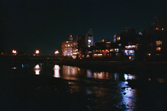 艶やかな夜の川面