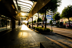 西日輝く地方都市駅前