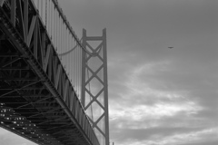 海峡を越える方法もそれぞれ