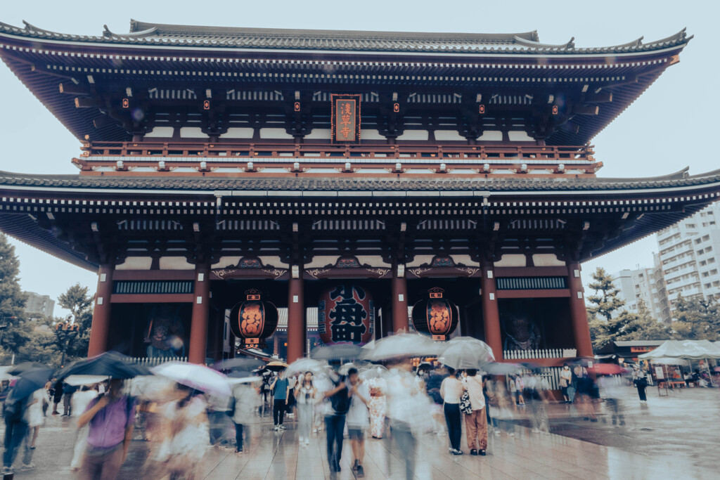 雨の浅草寺宝蔵門