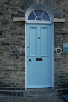 ケンブリッジのドア(ペールブルー）