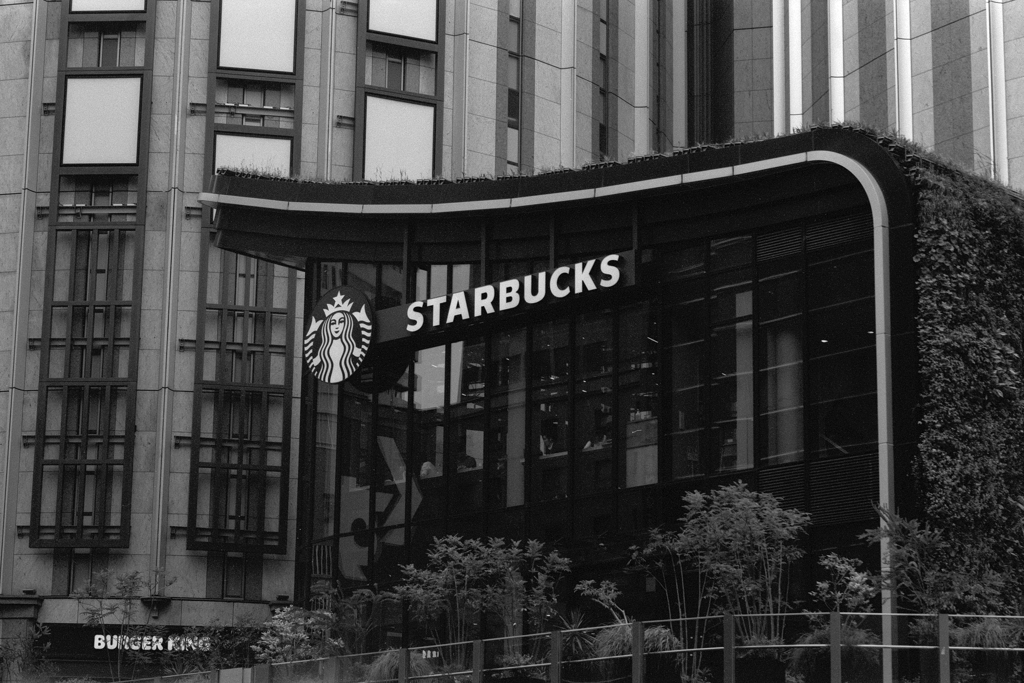 スタバも緑で猛暑対策