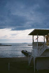 温泉街のビーチ