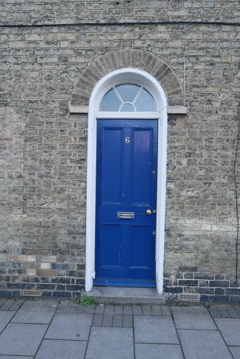 ケンブリッジのドア（青）
