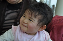 おばあちゃんのひざの上で