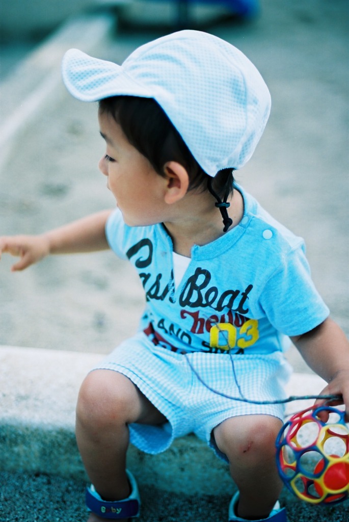 なぜに砂場にそのオモチャ