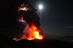 月と火山雷