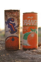 空き缶のオレンジジュース