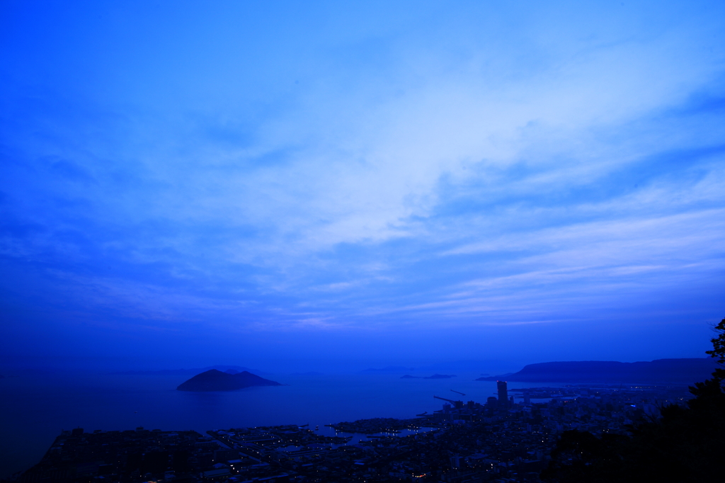 夜明け前、瑠璃色の空に