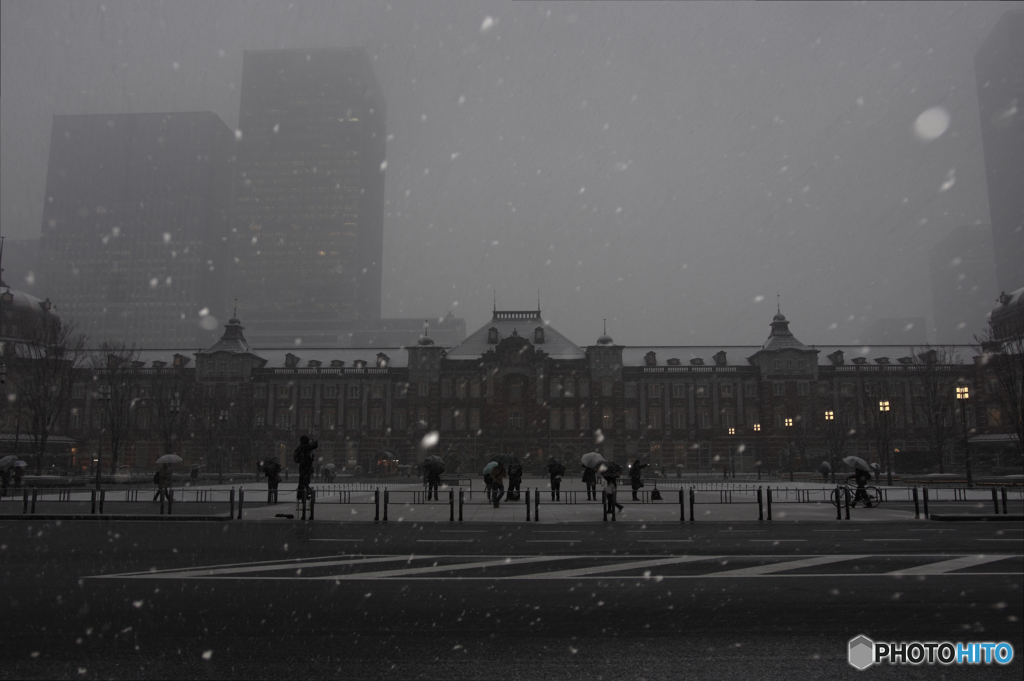 雪の東京駅