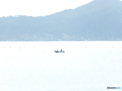 光芒に浮かぶ小舟