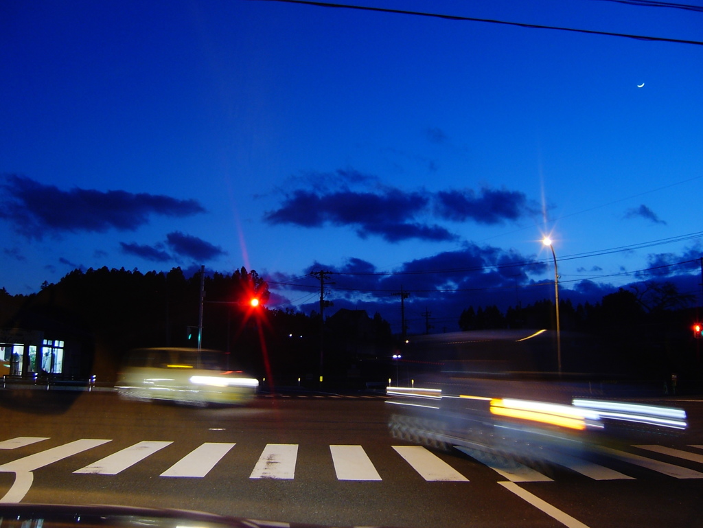 夕刻の月と信号機