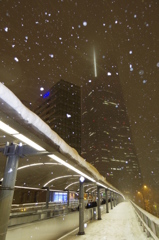 雪雲へ突き抜ける塔