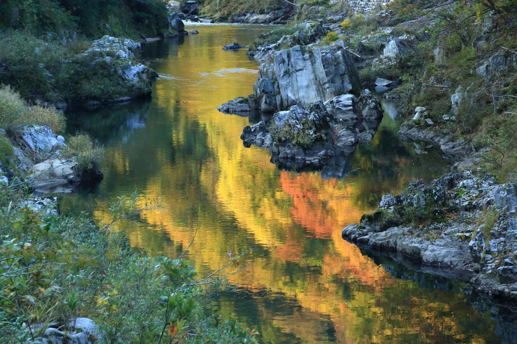 染まる河