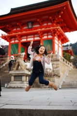 寺でジャンプ