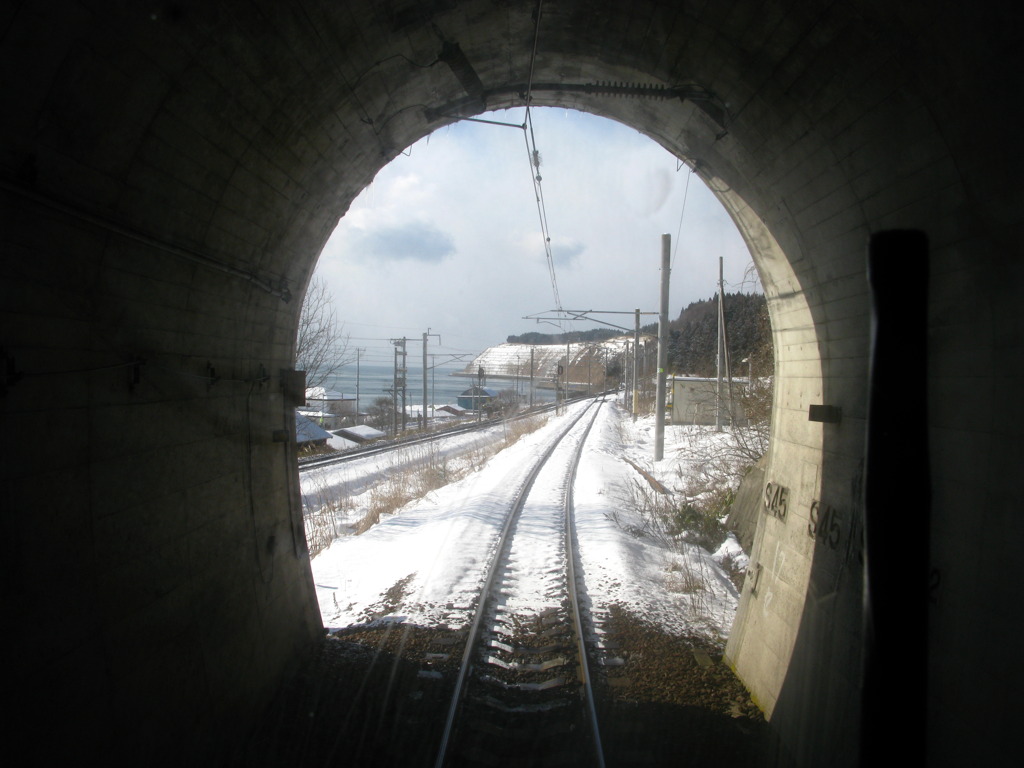 トンネルを抜けると、そこは…
