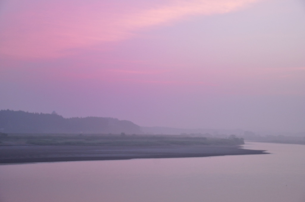早朝の川