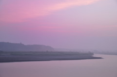 早朝の川