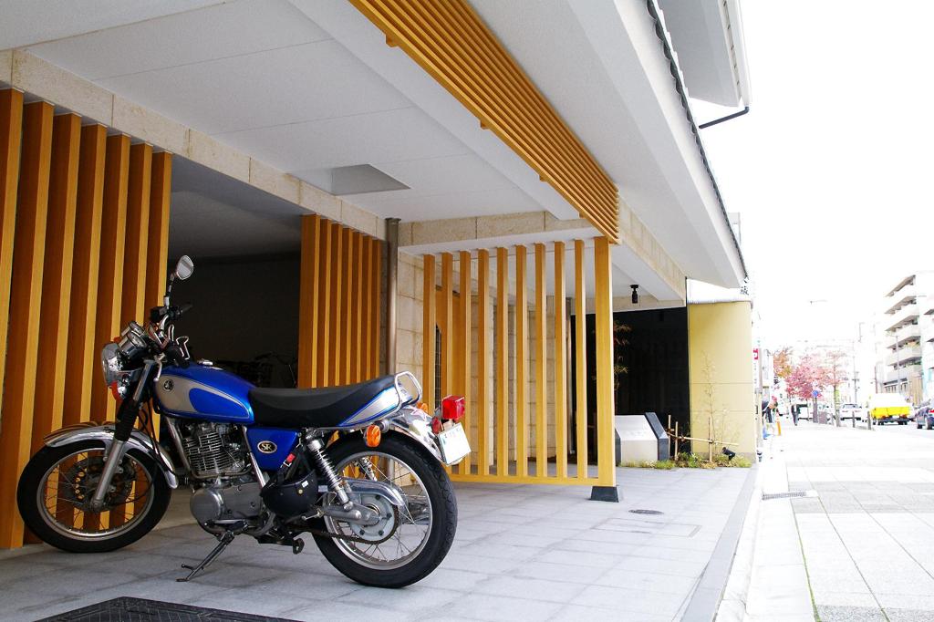 街に溶け込むSR。