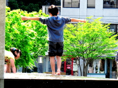 翼を広げて