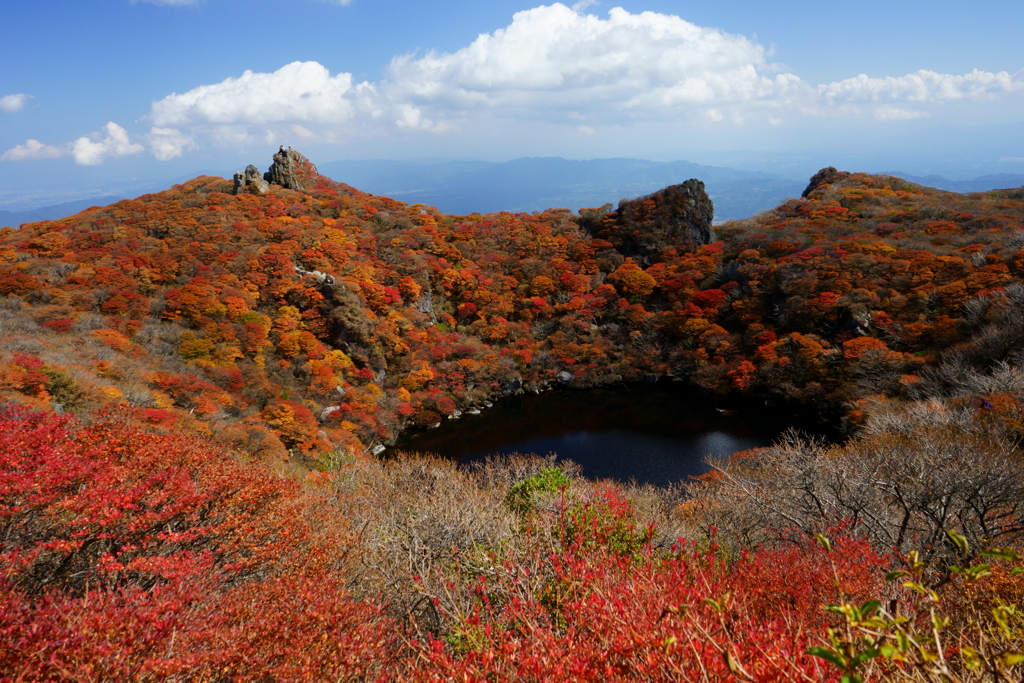 紅葉と噴火口