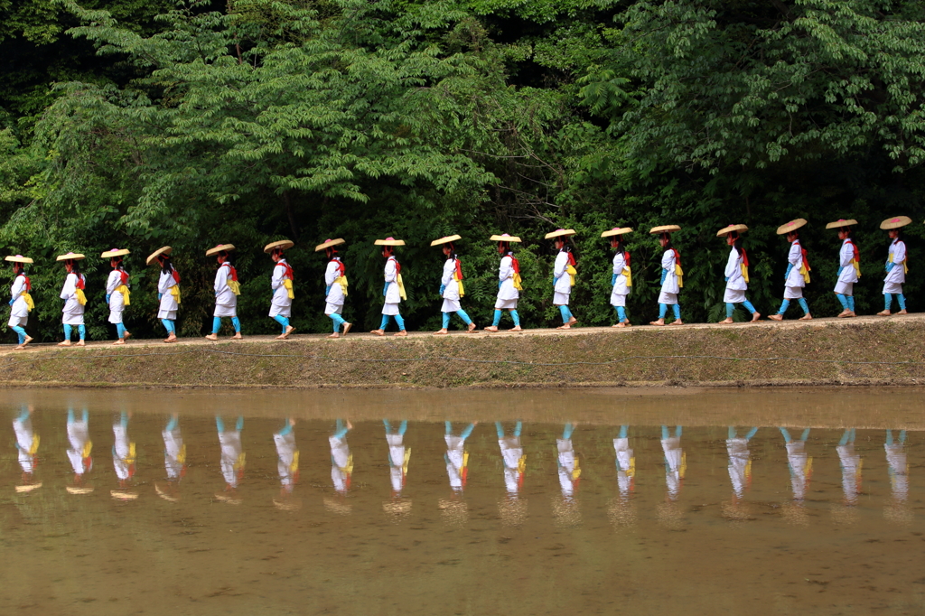 五穀豊穣を祈る早乙女たち