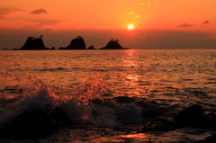 夕陽と島と波