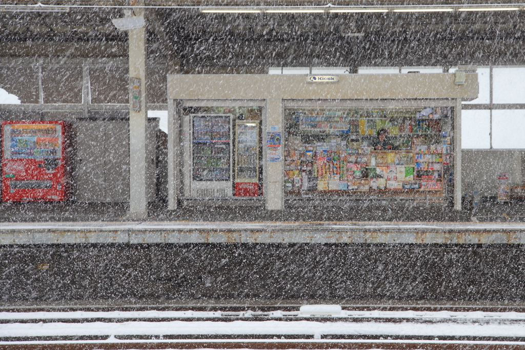 大寒波のプラットホーム