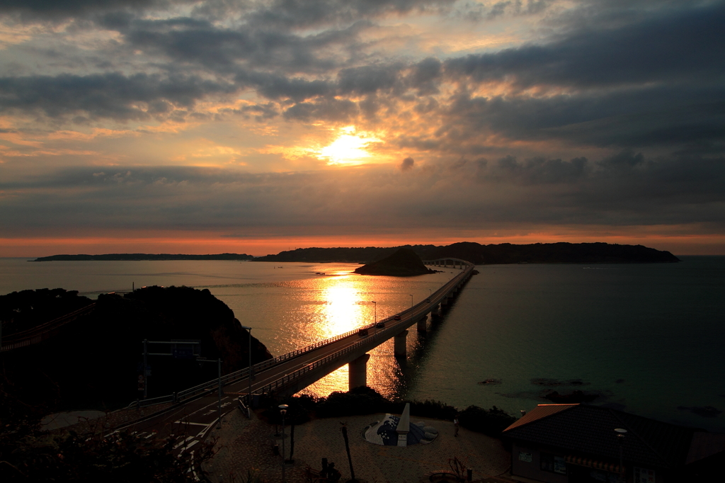 夕暮れ時の角島大橋
