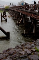 雨の渡月橋